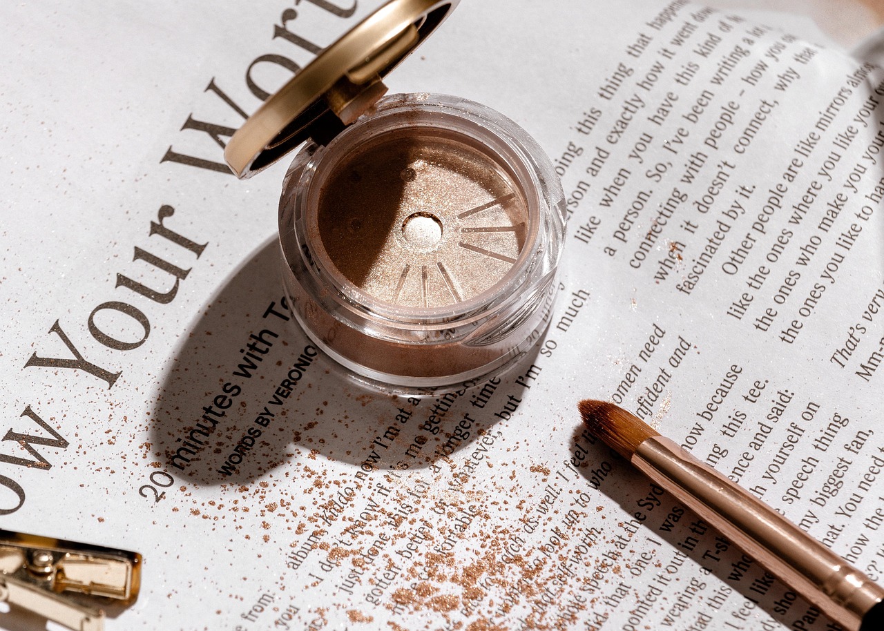 entdecken sie effektive tipps und tricks, um make-up-flecken aus kleidung, möbeln und teppichen zu entfernen. so bleiben ihre lieblingsstücke immer makellos sauber.